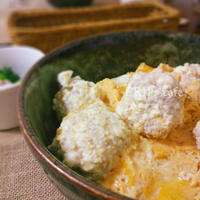 【うちごはん】ほど塩ﾚｼﾋﾟ⭐揚げない豆腐肉団子の卵とじ丼