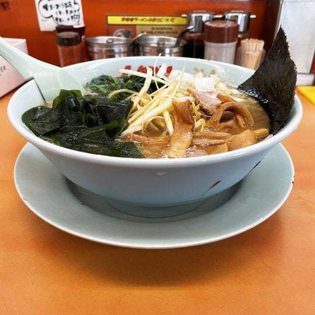プレミアム醤油とんこつラーメンを啜る 〜ほうれん草・LINEクーポン白髪ねぎ・山岡家〜