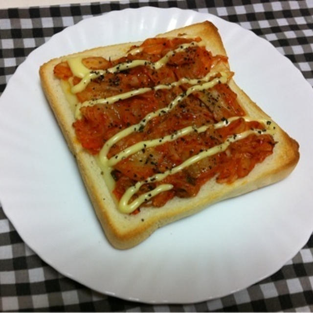 こくうまキムチとろっマヨ味のピザトースト