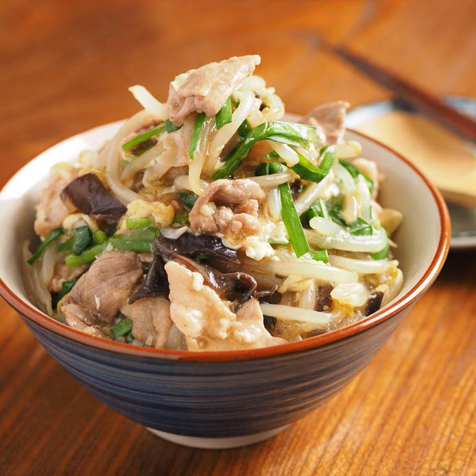 青い茶碗に盛り付けた豚にらもやし中華丼