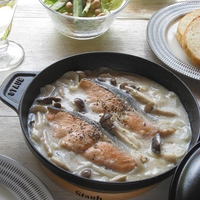 秋鮭ときのこのクリーム煮と、蒸し大豆のサラダ