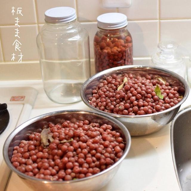 ジャムを作っています。なじみのない茱萸の実で。
