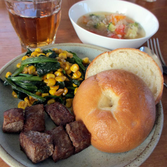 手作りベーグルと野菜スープの朝ご飯