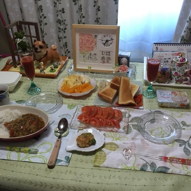 いつもの朝食とカエルをくわえたポン監督