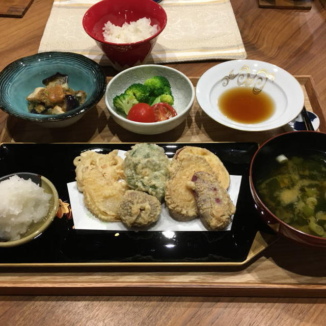 【献立】野菜の天ぷら、茄子と厚揚げと長ねぎの味噌煮、ブロッコリーとトマトのサラダ、わかめと長ねぎのお味噌汁