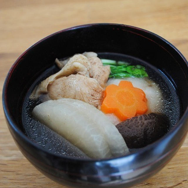 焼かずに煮込んだお餅はとろ～りとろける食感♪しょうゆ風味でほんのり甘い♪鶏肉と根菜の柔らかお雑煮