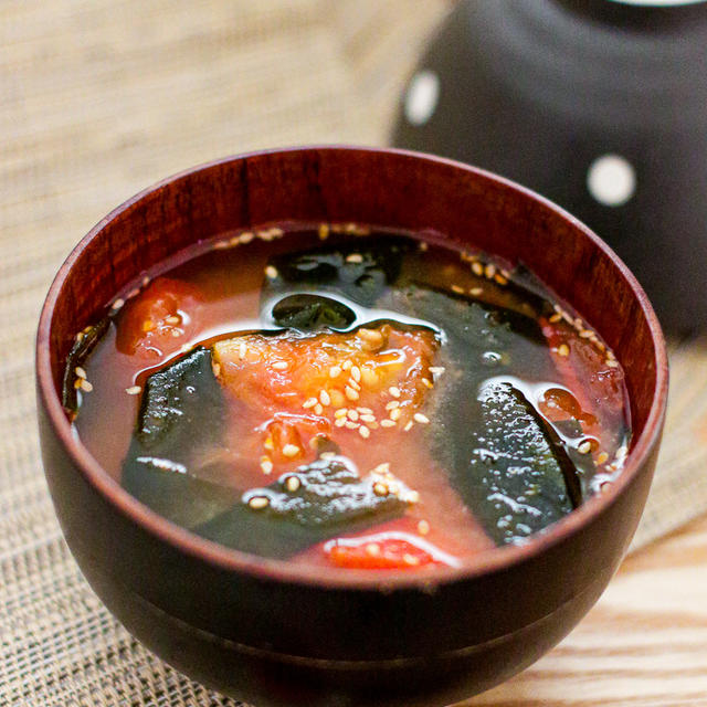 【レシピ】冷やしても美味しい！トマトとわかめの白だし入りお味噌汁