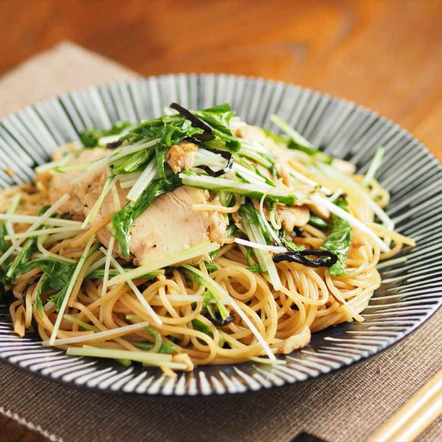 サラダチキンと水菜の和風パスタ、味付けはぽん酢しょう油、かつお出汁の素、塩昆布でお手軽！