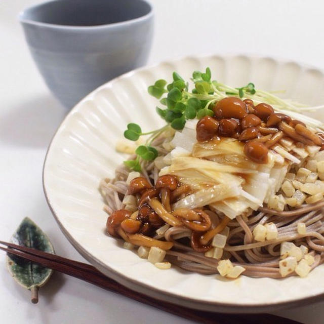 香ばし大根が美味しい　なめこおろし蕎麦