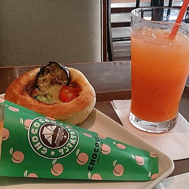 桃チョコクロと夏の野菜カレーパン☆バリューランチ♪サンマルクカフェ
