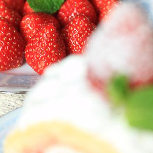 いちごとレアチーズクリームのロールケーキ。