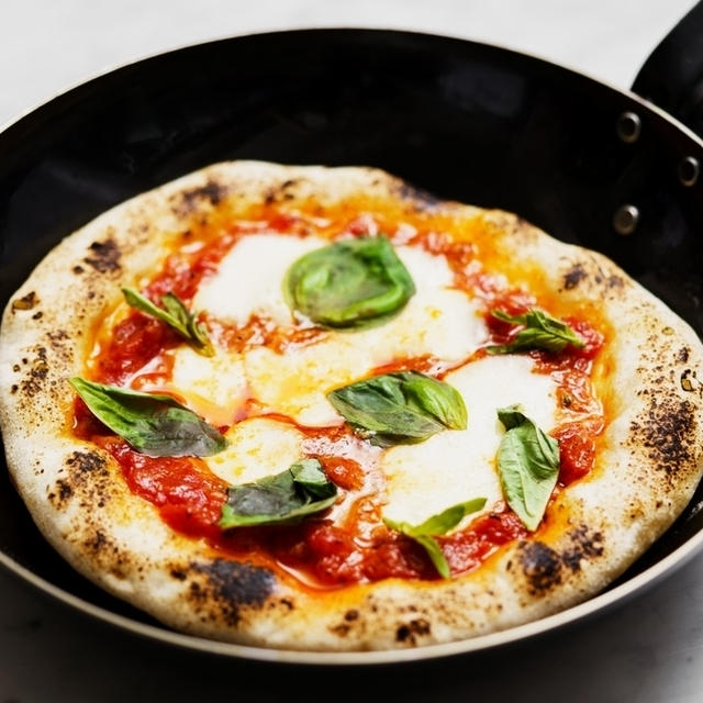 フライパンで作るカリカリモチモチなピザのレシピ(マルゲリータ)