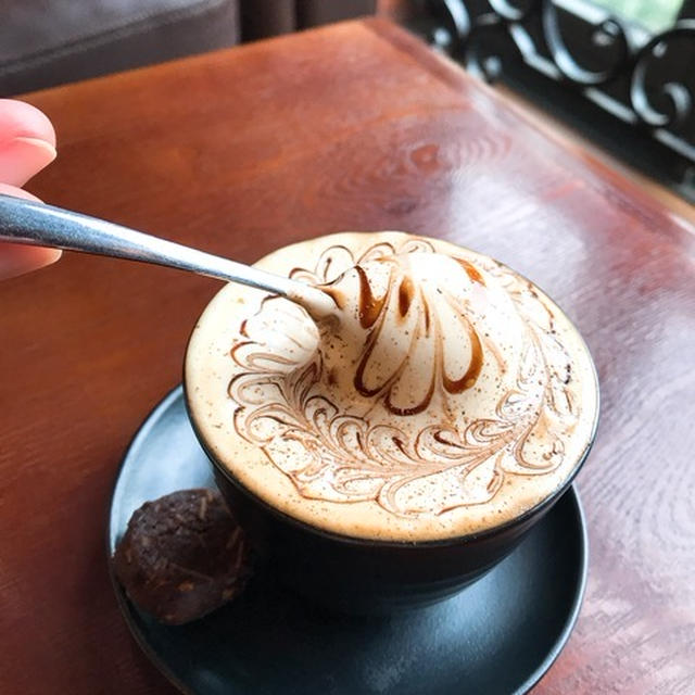 ハノイで長く親しまれる名物コーヒー「エッグコーヒー」。