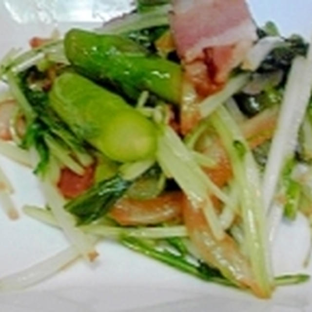 水菜とベーコン、アスパラのニンニク醤油炒め♪