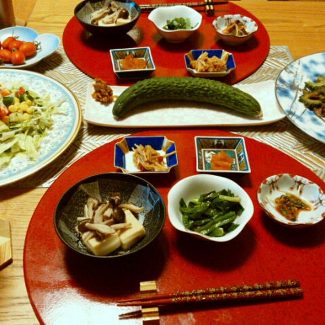 ゴーヤと牛肉の中華炒めとトマトきゅうりコーンのマリネサラダ。小鉢5品にプランターのきゅうりとプチ