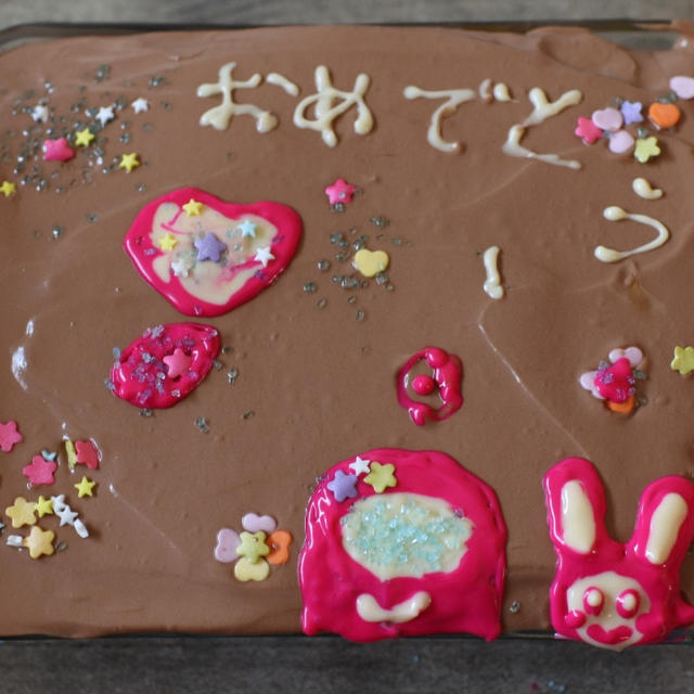 3姉妹がデコレーションしたバースデーケーキ( *´艸｀)