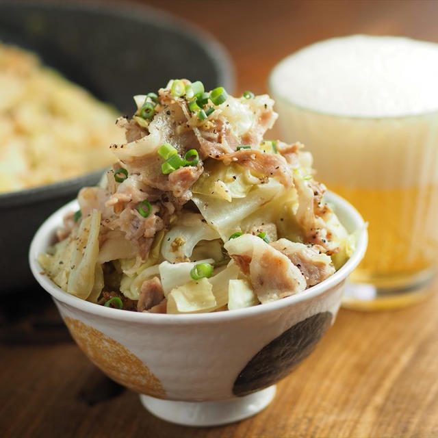 メシ通！「たっぷりキャベツと豚バラのガリバタフライパン炊き込みご飯」