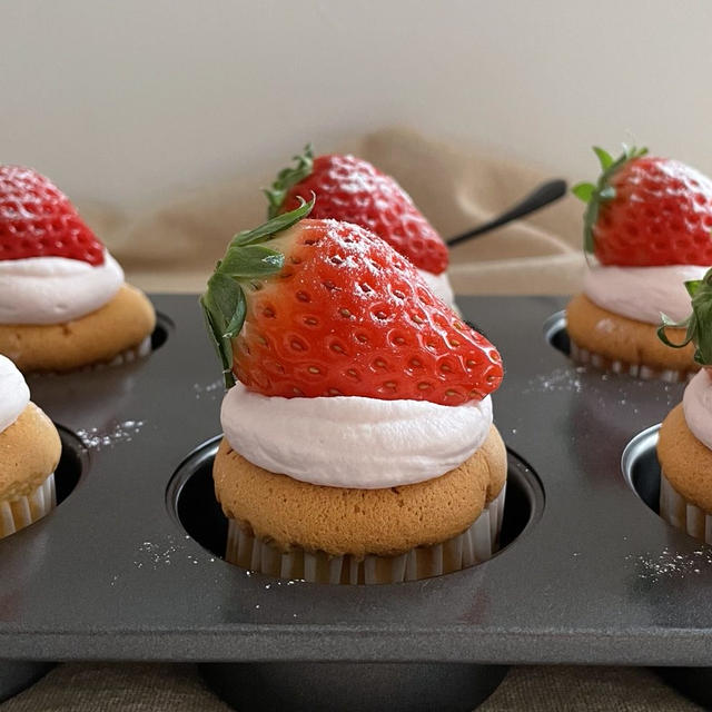ガーナピンクチョコレート🍓を使って作りました【いちごのシフォンケーキ】