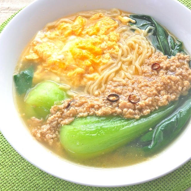 鶏の旨みがしみて美味しい〜チンゲン菜のふわとろ親子ラーメン。