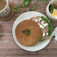 生ハムとカッテージチーズで華サラダのベーグルサンド