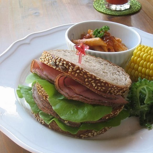穀物パンでパストラミサンドのワンプレート朝食♪