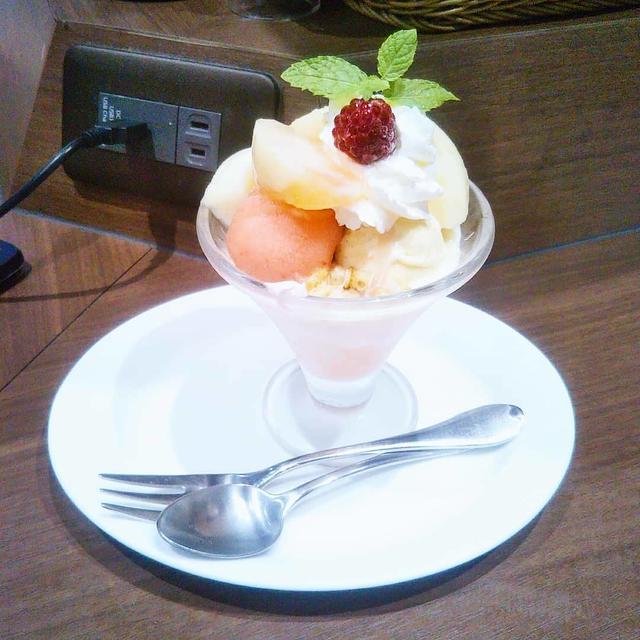 おやつ☆桃のヨーグルトココパルフェ〜デニーズ♡