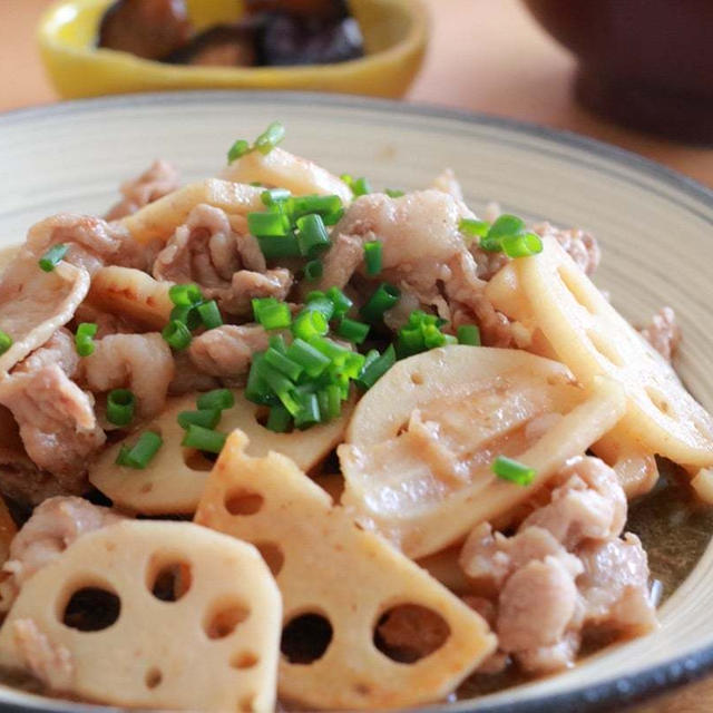 ご飯泥棒参上！簡単！レンコンと豚の本つゆバター炒め