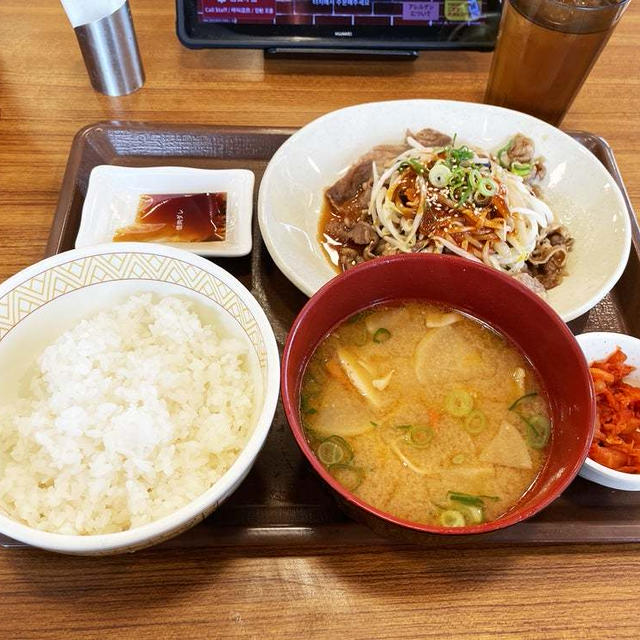 麻辣もやし牛カルビ定食とん汁変更で食べる 〜すき家〜