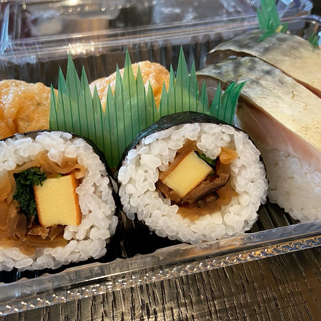 伏見稲荷の分厚い鯖寿司とお稲荷さん、太巻きセット@京都、近江家