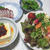 サラダの晩ご飯。出迎えるにゃんこ達