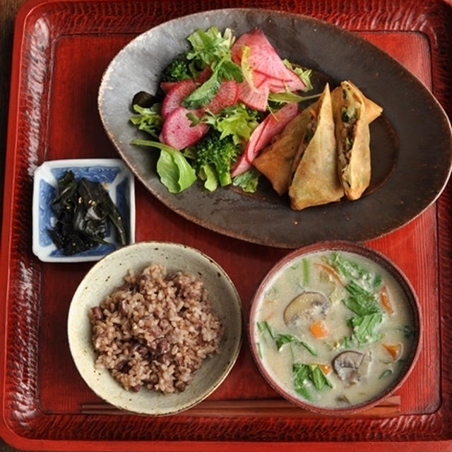 一汁二菜ごはん ◆あずきの玄米ご飯、ヒエと色々野菜の豆乳味噌塩麹スープ、納豆と野菜の春巻き、金時草の酢の物