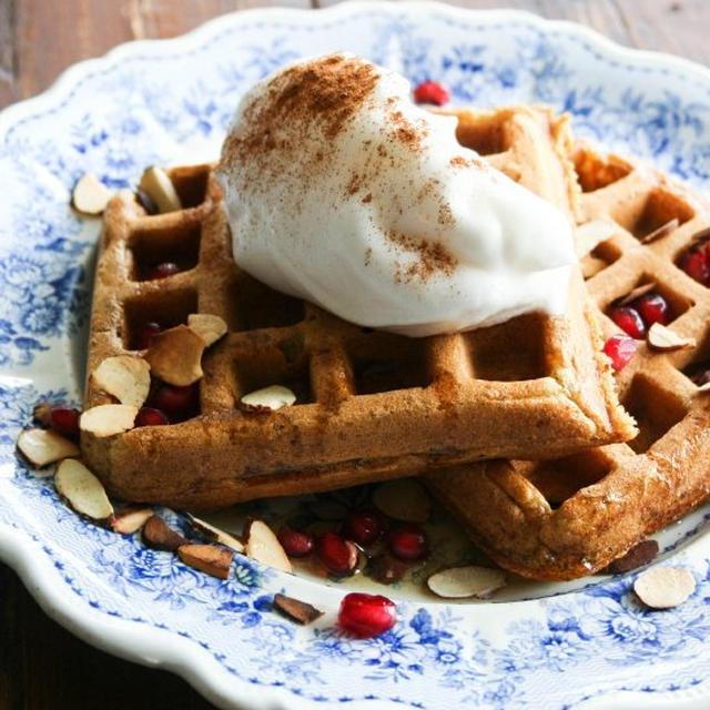 Pumpkin Waffles with Pomegranate Seedsざくろとアーモンドのせパンプキンワッフル