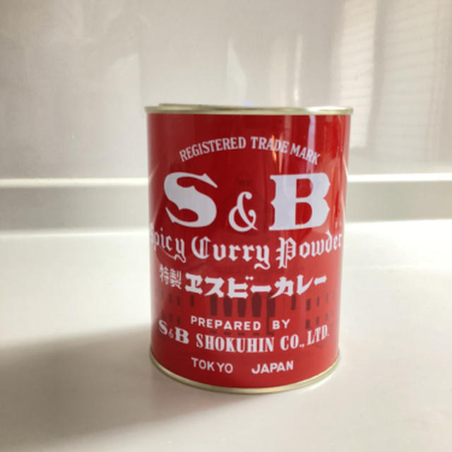 ずっと愛用中の赤缶カレー、教室は大缶