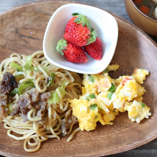 焼きそばで朝ごはん＾＾今日は参観日