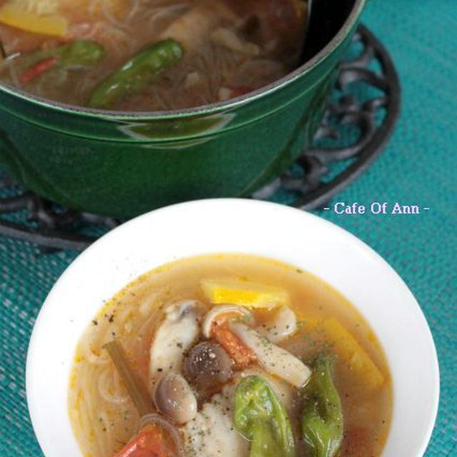 鶏手羽先と夏野菜のタイ風スープ