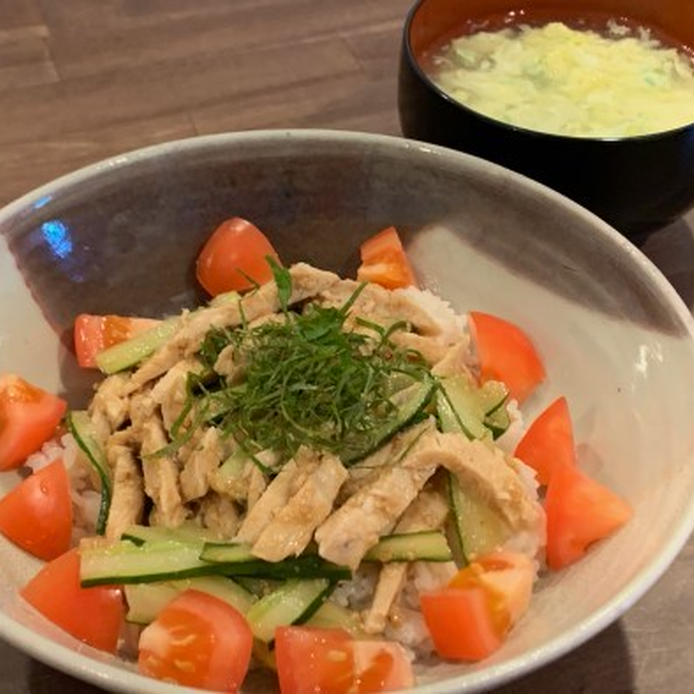 器に盛りつけられた茹で鶏ときゅうりのお手軽丼と卵スープ