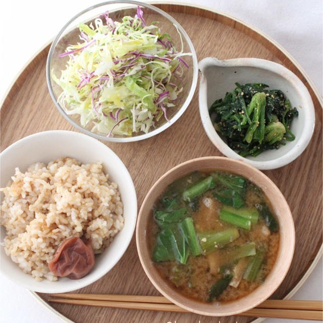 玄米ごはんと野菜のおかずと