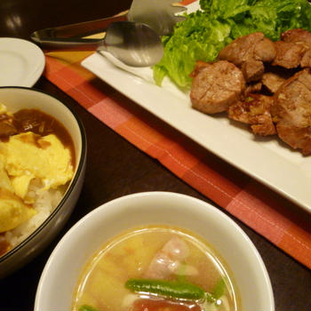 カレーたまご丼とヒレ肉のタバスコソティ