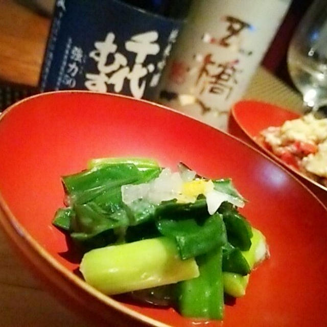休みの最後も日本酒で、ふぐ皮と九条葱のヌタ、りんごと根菜の黒胡麻白和え、鰤と菜の花の昆布締め寿司