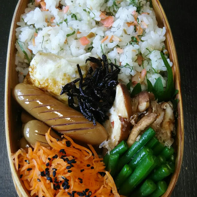 鮭混ぜご飯とソーセージ弁当