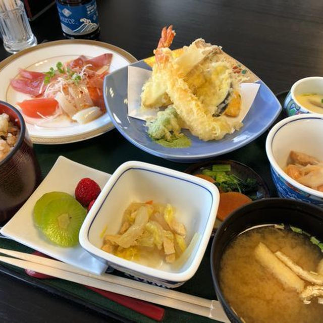海を見ながらイ貝ごはんをいただく気高町の櫓櫂（ろかい）
