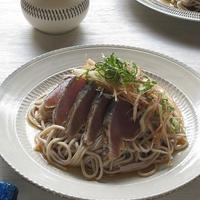 鰹のたたきと、たっぷり香味野菜の冷やし蕎麦