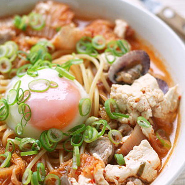飛び込みで、赤いスープスパゲティー