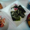 今朝の自分ご飯、寒かったので久し振りにお餅焼いたよ、桜の花を挟んでみたりして♪