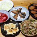 今季初収穫の自家栽培ピーマン入り肉野菜炒め、油揚げのネギ入り焼き、サバのから揚げほか。