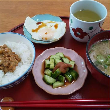 納豆ご飯と目玉焼きと味噌汁