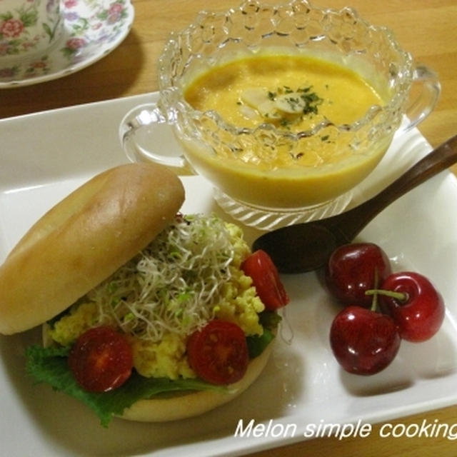 ベーグルサンドとかぼちゃと人参の冷たいスープ☆
