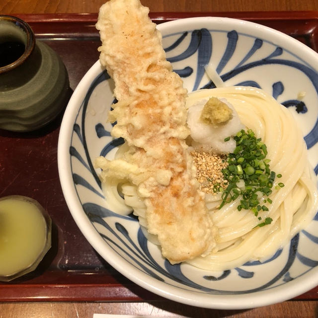 うどん棒　大阪本店　ツヤツヤで絶妙な弾力のうどんとちくわの天ぷらの衣のつき方が絶妙で大満足