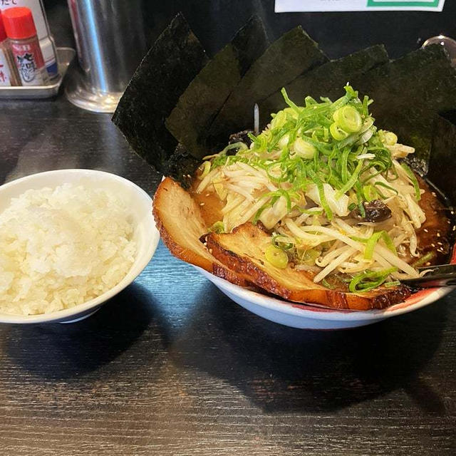 11番ブラックの野菜増しに炙りチャーシュー2枚とのりをトッピングして啜る＆半ライス