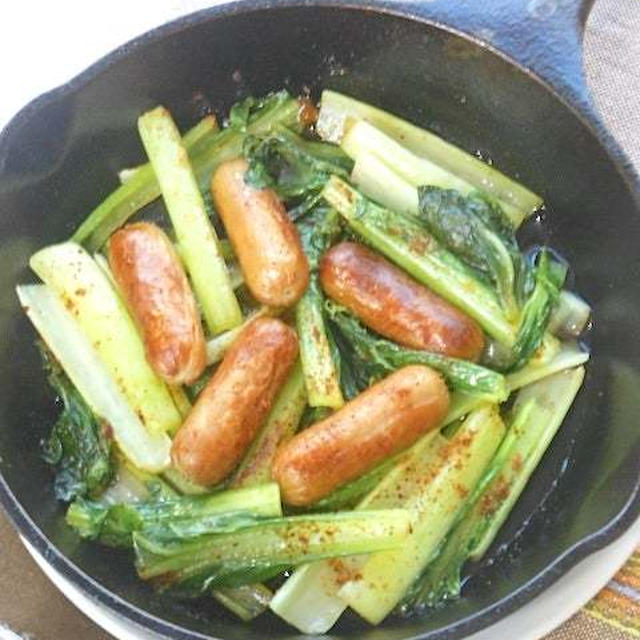 麺つゆ＋スパイスで夏の簡単おつまみ！小松菜とソーセージのスパイス焼き。